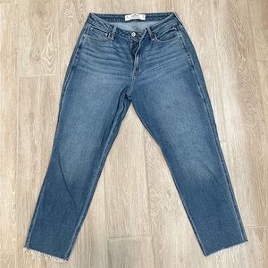 Hollister High Rise Mom Jean Size w28 L25 (7s)